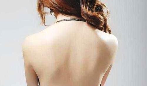 背上长了很多小米粒,挤出来里面一个硬硬的,