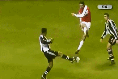 1辈子只能看1次的神球!梅西大空翼式过人|gif