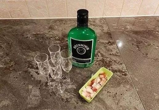 吃发酵变臭的鲨鱼肉,喝土豆和香菜酿的酒,来自