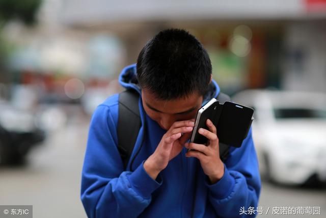 买房差10万公婆说没钱，隔天送来18万，老公打了个电话我泪流满面
