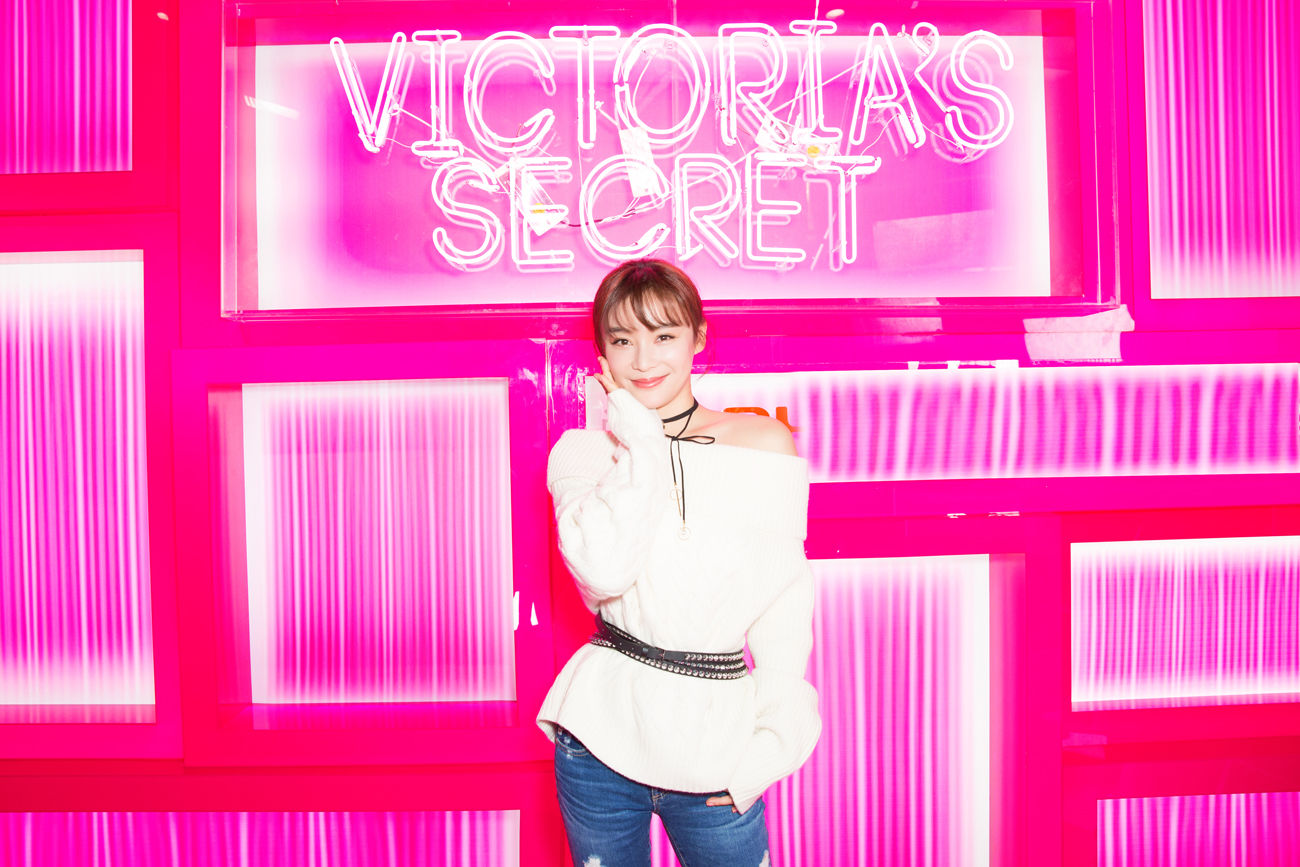 袁姗姗现身维密直播间 上演侧颜锁骨杀甜美性