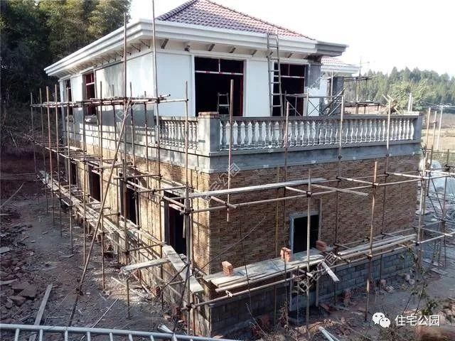 1500元一平包工包料含窗户，农村施工队能建出一栋啥样的房子？