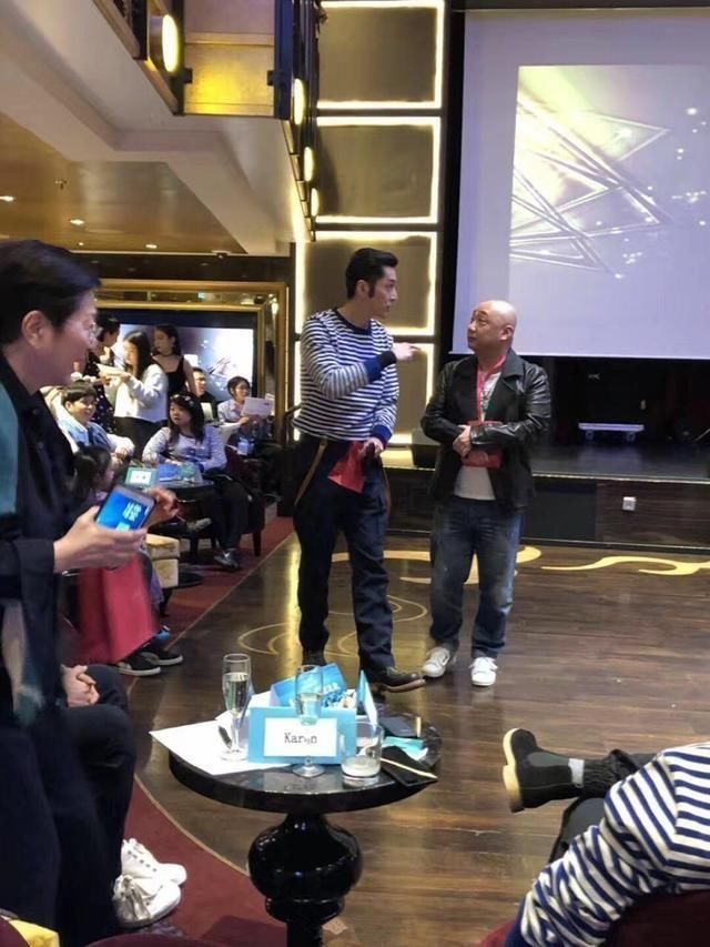 胡歌穿海魂衫撞脸猫王 为何说胡歌是妈宝男胡