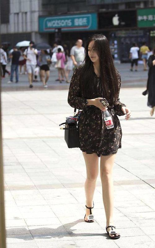 街拍:美女穿了粉红色雪纺连衣裙,漏出了美女的