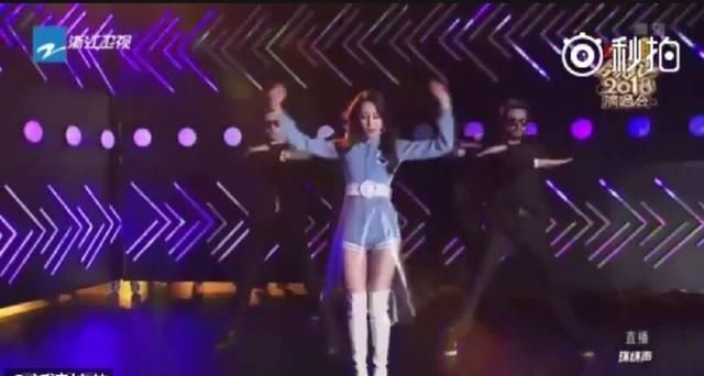 今年浙江台跨年晚会相当精彩,迪丽热巴大秀热