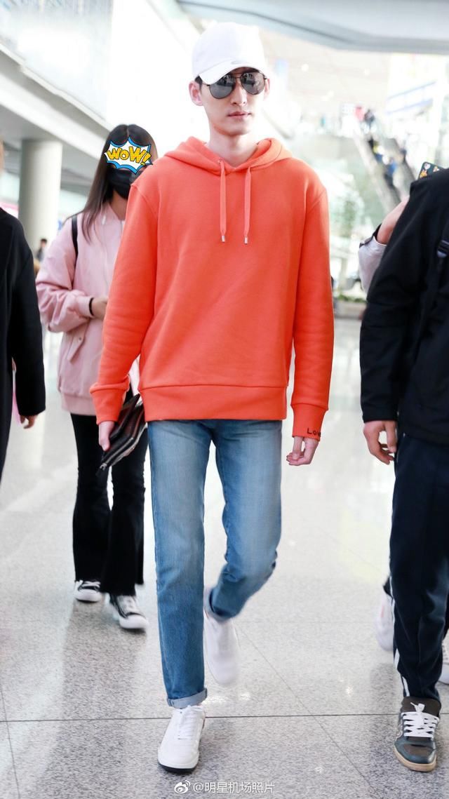 张翰穿橙色卫衣搭配牛仔裤现身机场帅气十足,
