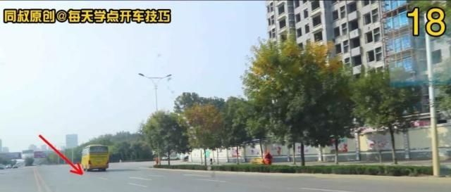 路口黄灯持续闪烁