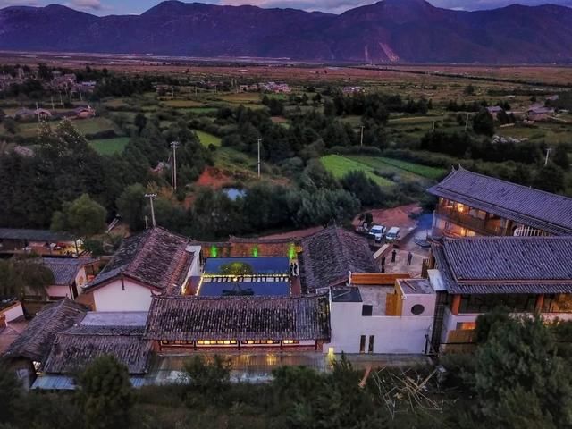 这座民宿位于玉龙雪山脚下第一村旁，是99％的游客都不知道的秘境