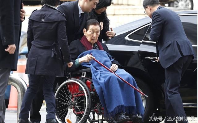 韩国乐天集团95岁创始人获刑4年,出庭后愤怒挥