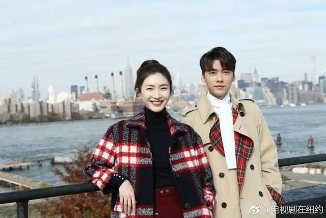 江疏影和李易峰穿大衣合影,别说,还真的挺有夫