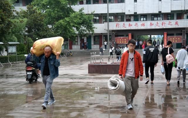 2018年高考结束,家长帮考生搬运物品离校,手抱