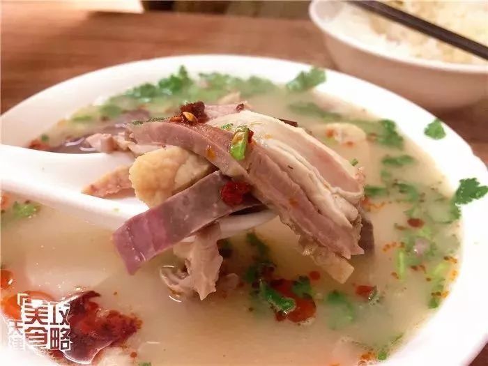这家小店一开就是13年!主打羊汤，但去的人却都点炖牛肉?