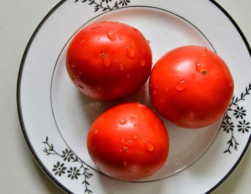 空肚子能吃西红柿吗?生吃西红柿对身体到底好