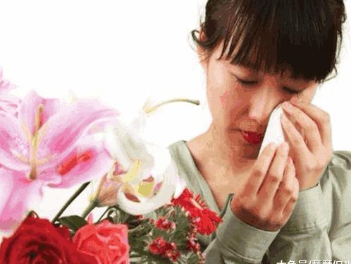 夫妻俩去办离婚, 签字时他顺着工作人员的眼色