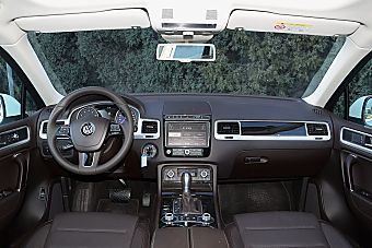 哪款配置更丰富 2017款途锐 PK 2018款奥迪Q