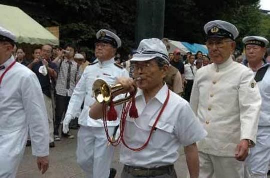 在中国愤青只在网络上喷日，但日本本土民众思想已经慢慢右移