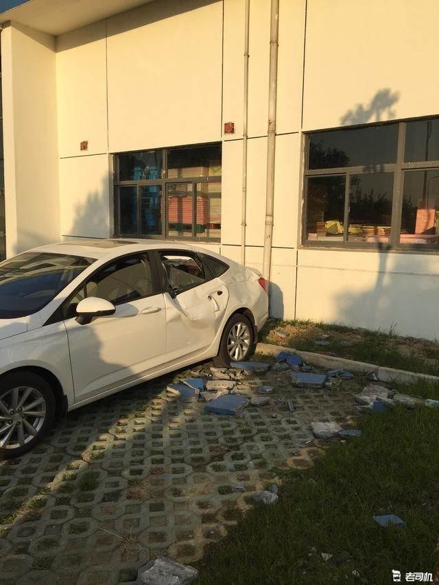 万般无奈:一千公里新车被墙砸了个底掉,还能说