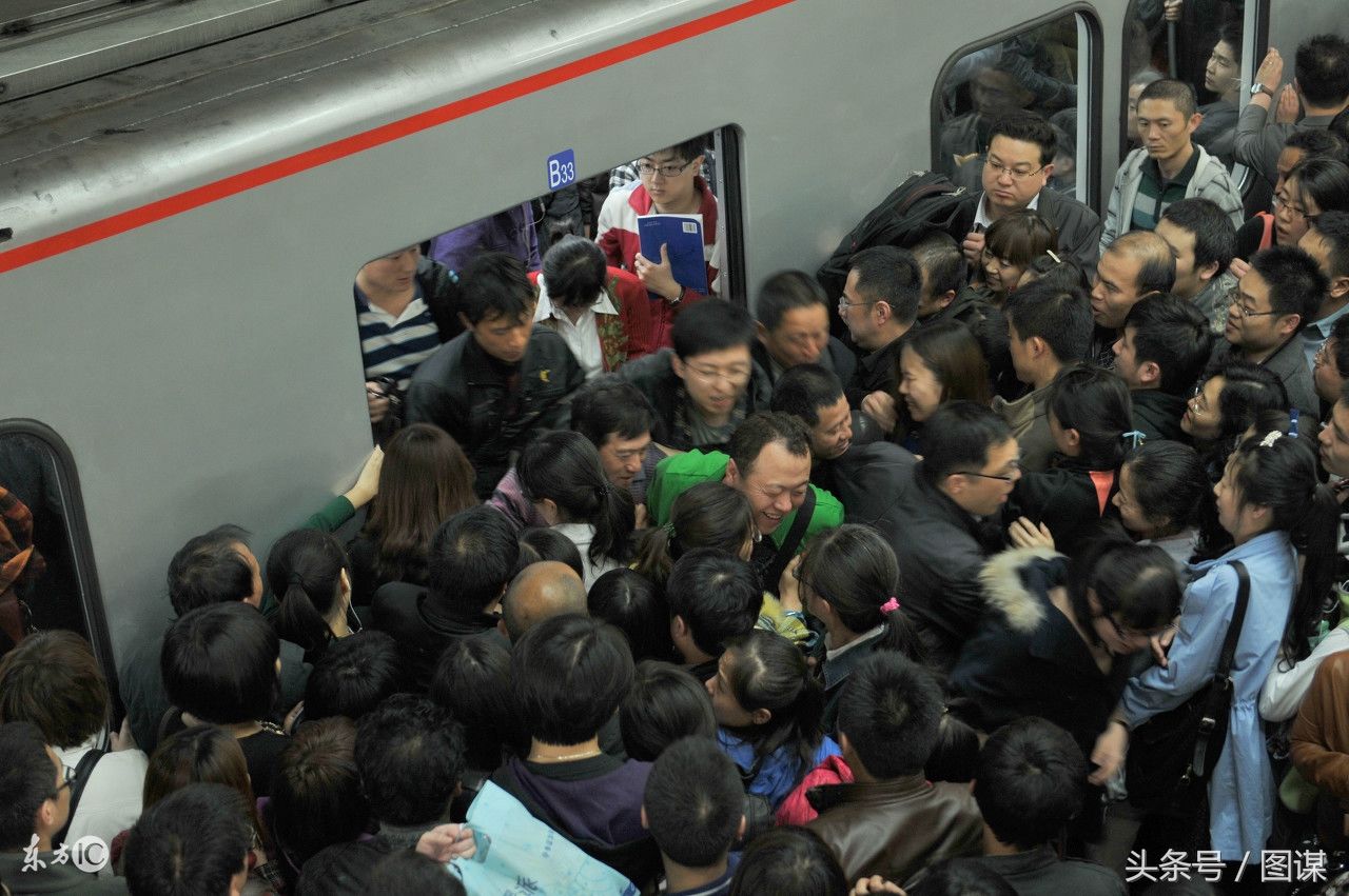 8张地铁早晚高峰照片,你坐过这么拥挤的地铁吗?