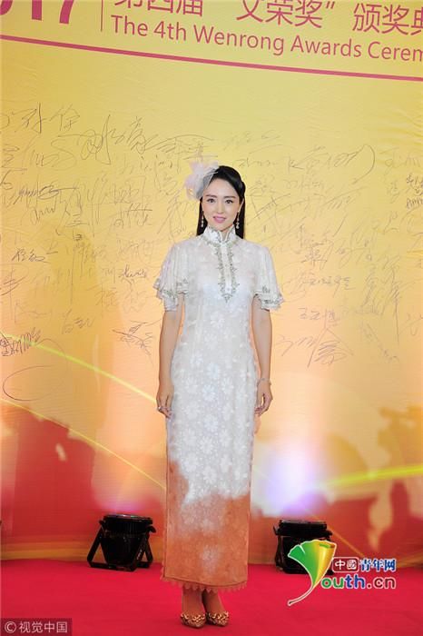 董璇复古白色蕾丝裙优雅出席活动 身姿曼妙古