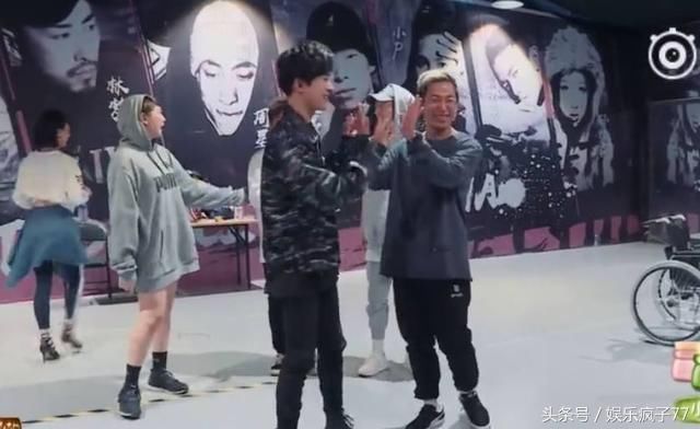 易烊千玺跟亮亮学跳舞,一次就学会了,韩宇难受