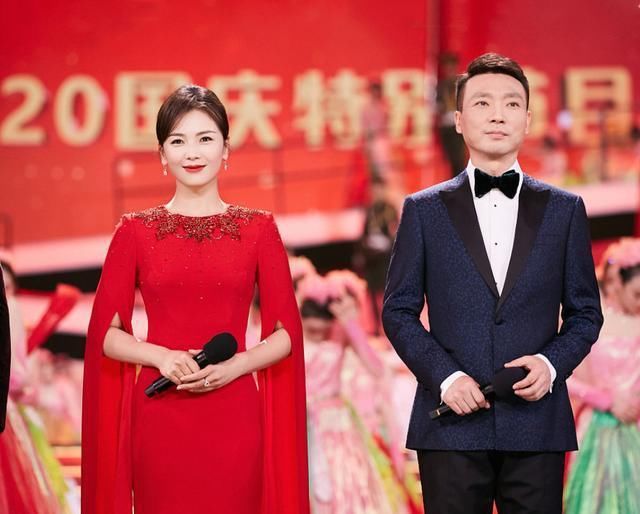 刘涛身材好出众，120斤穿修身礼裙秀蜂腰，瓷瓶胯曲线真招摇