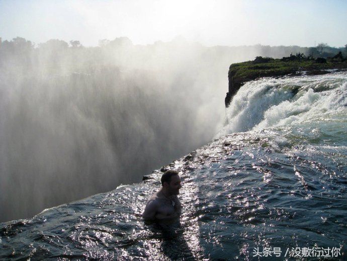 河中有个著名的悬崖瀑布