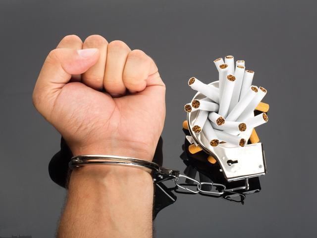 男人长期抽烟,突然戒烟对身体有害吗?恐怕会收