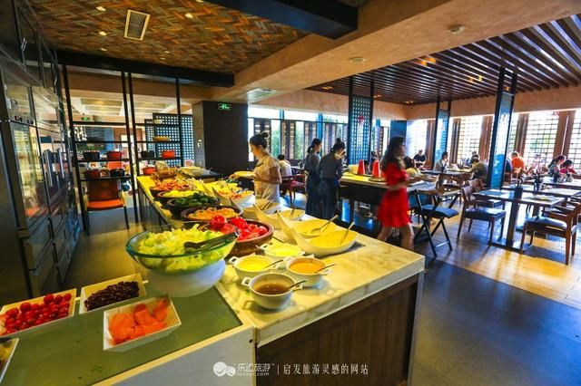 三亚山海天万豪，走出酒店便是海