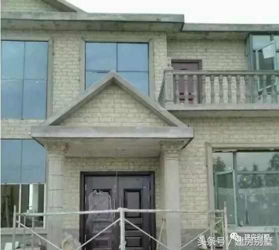 40多岁的外嫁女出钱给年迈父母盖房,迎来众乡邻的喝彩声
