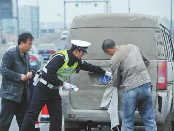 为了遮挡车牌,这些车主真是脑洞大开,最终还是