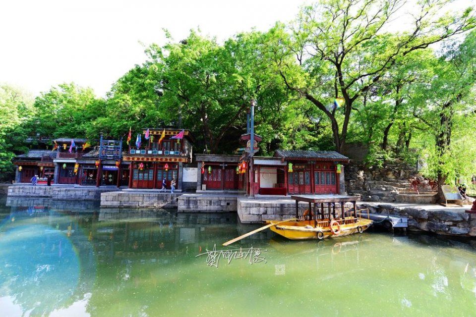 京城节后迎来蓝天白云，颐和园苏州街难得美景游客流连忘返