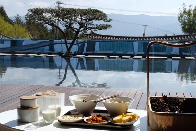 这座民宿位于玉龙雪山脚下第一村旁，是99％的游客都不知道的秘境