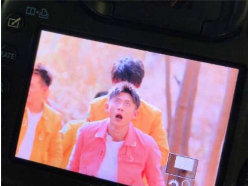 张一山发文晒与王俊凯搞怪照,幽默逗趣称摄影