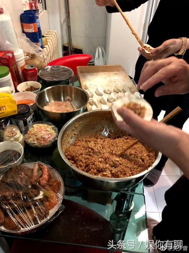 鹿晗关晓彤大年初二甜蜜出游,两人一路嘻嘻哈