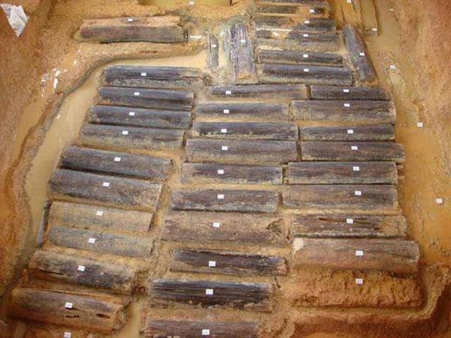 千年古墓中挖出46具妙龄女尸，全身闪发绿光，专家表示没见过_【快资讯】