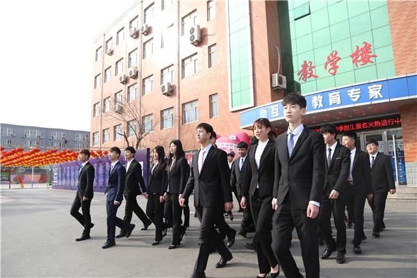 初中学历学什么技能?行业前景是风向标!