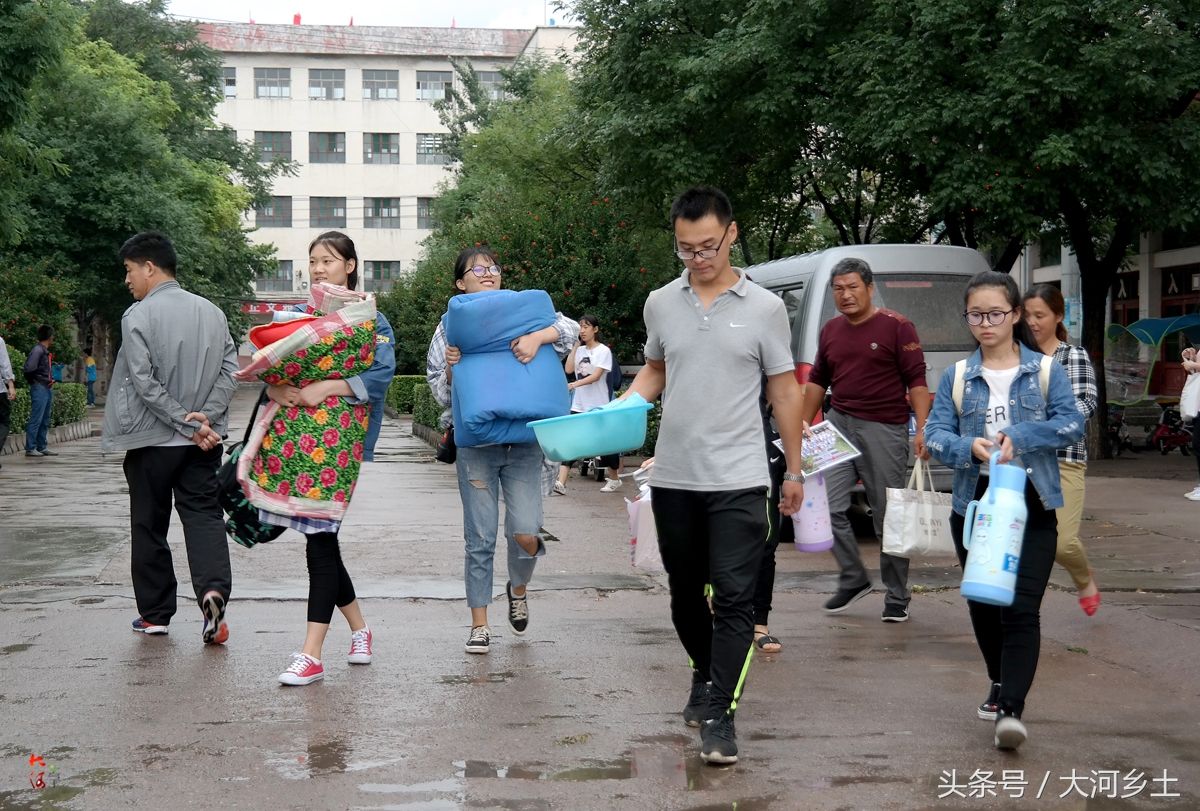 2018年高考结束,家长帮考生搬运物品离校,手抱