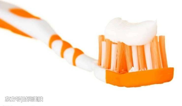 乡下大妈睡前用牙膏加它涂脸,半月祛斑美白,皮