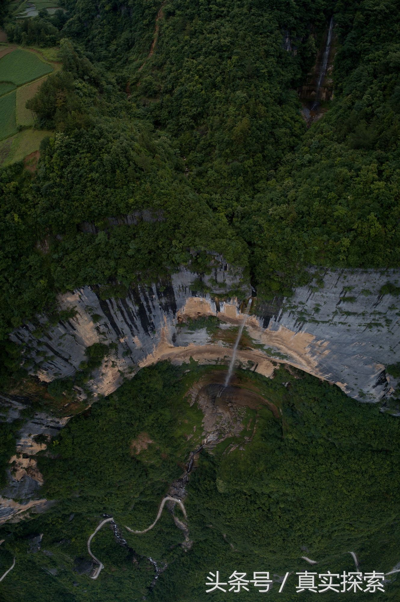 湖北神农架大九湖到重庆巫山当阳大峡谷的罕见超级大瀑布 超百米