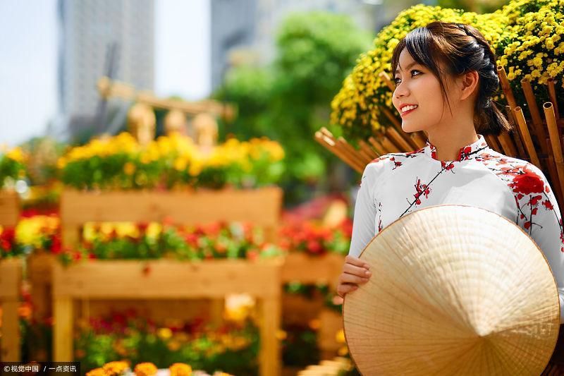 越南人和中国一样过春节，年夜饭上必不可少全是中国美食