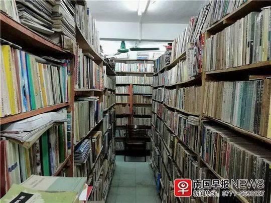 广西一老人50年花40多万买书,堆满5层楼!教授都曾来借书