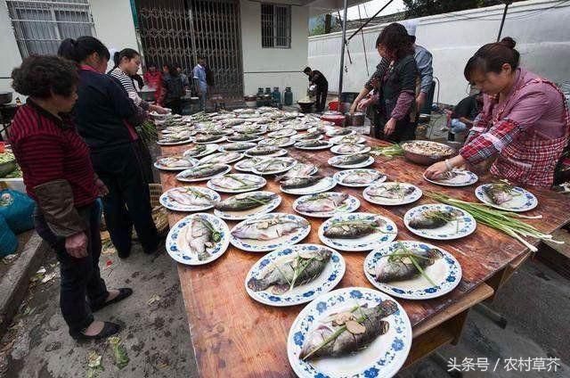 城里人首次去农村吃酒席，这道汤刚上桌大家纷纷站起来，什么意思