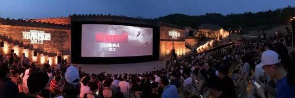 姜文主演的《邪不胜正》在长城脚下首映,看看