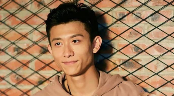 6岁搭档成龙上春晚，14岁搭档赵丽颖被嫌丑，今19岁颜值高气质佳