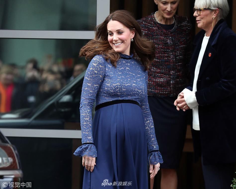 凯特王妃穿蕾丝裙孕肚凸显 笑到合不拢嘴不怕