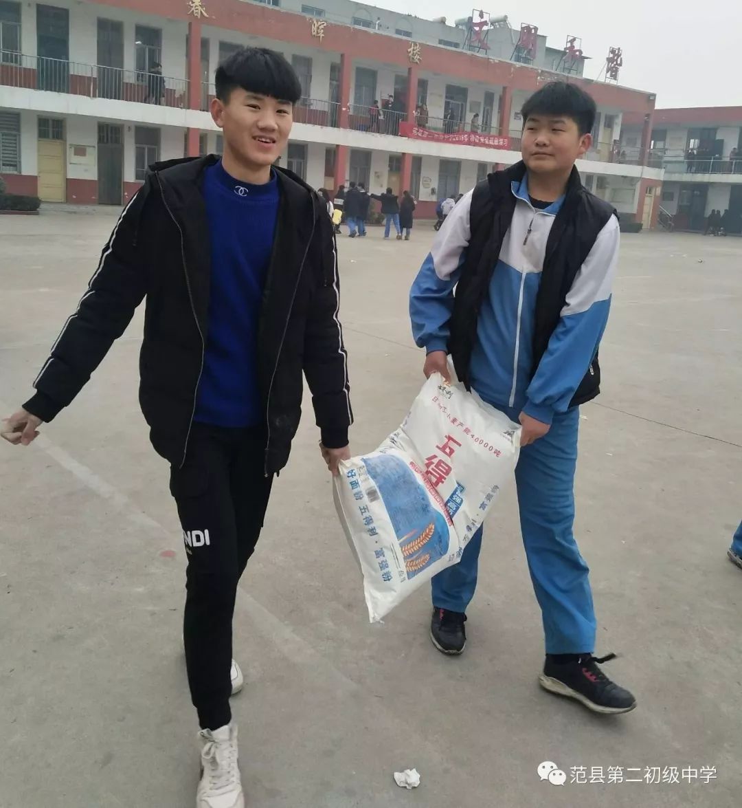 范县第二初级中学班级冬至包饺子活动展播八年