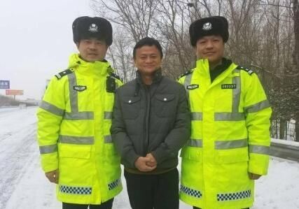 马云与交警合影上热搜,论摆姿势还得学学撒贝宁