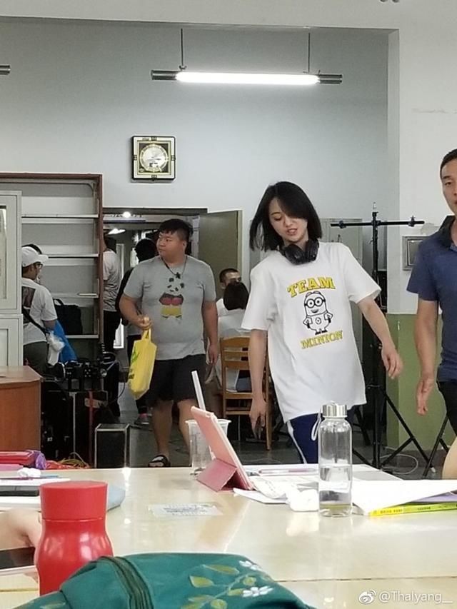 大学网友偶遇郑爽,在学校食堂拍摄《青春斗》