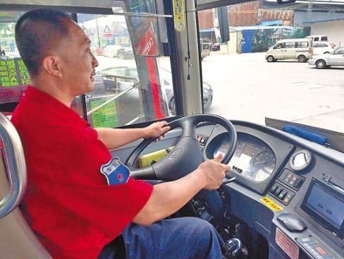 老司机开车不系安全带 t01f49d5da764906391.jpg