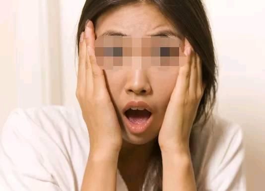 公公去世我去陪婆婆，半夜婆婆屋有动静，偷扒门缝后，我脸吓白了